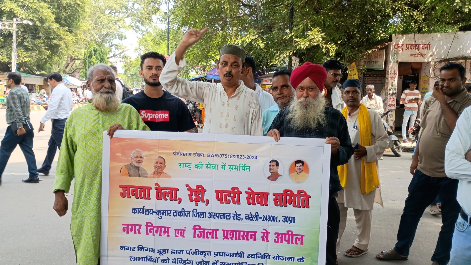 30 साल से ठेला लगाकर परिवार पाल रहे वेंडरों ने मांगी वैध जगह