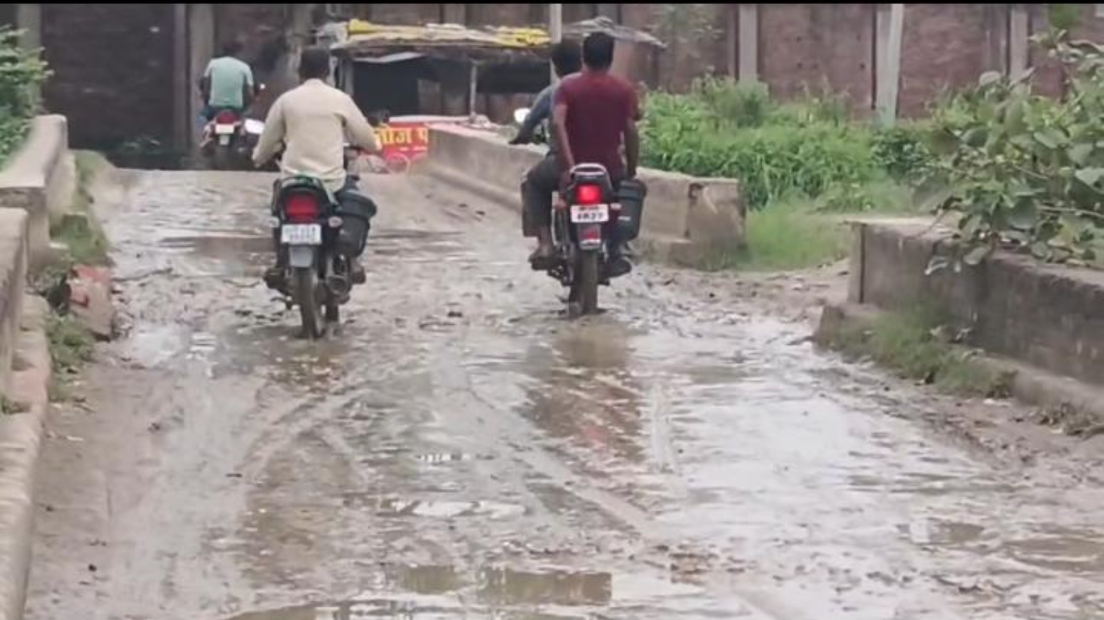 जर्जर पुलिया पर जान जोखिम में डालकर सफर, हादसे का बढ़ा खतरा