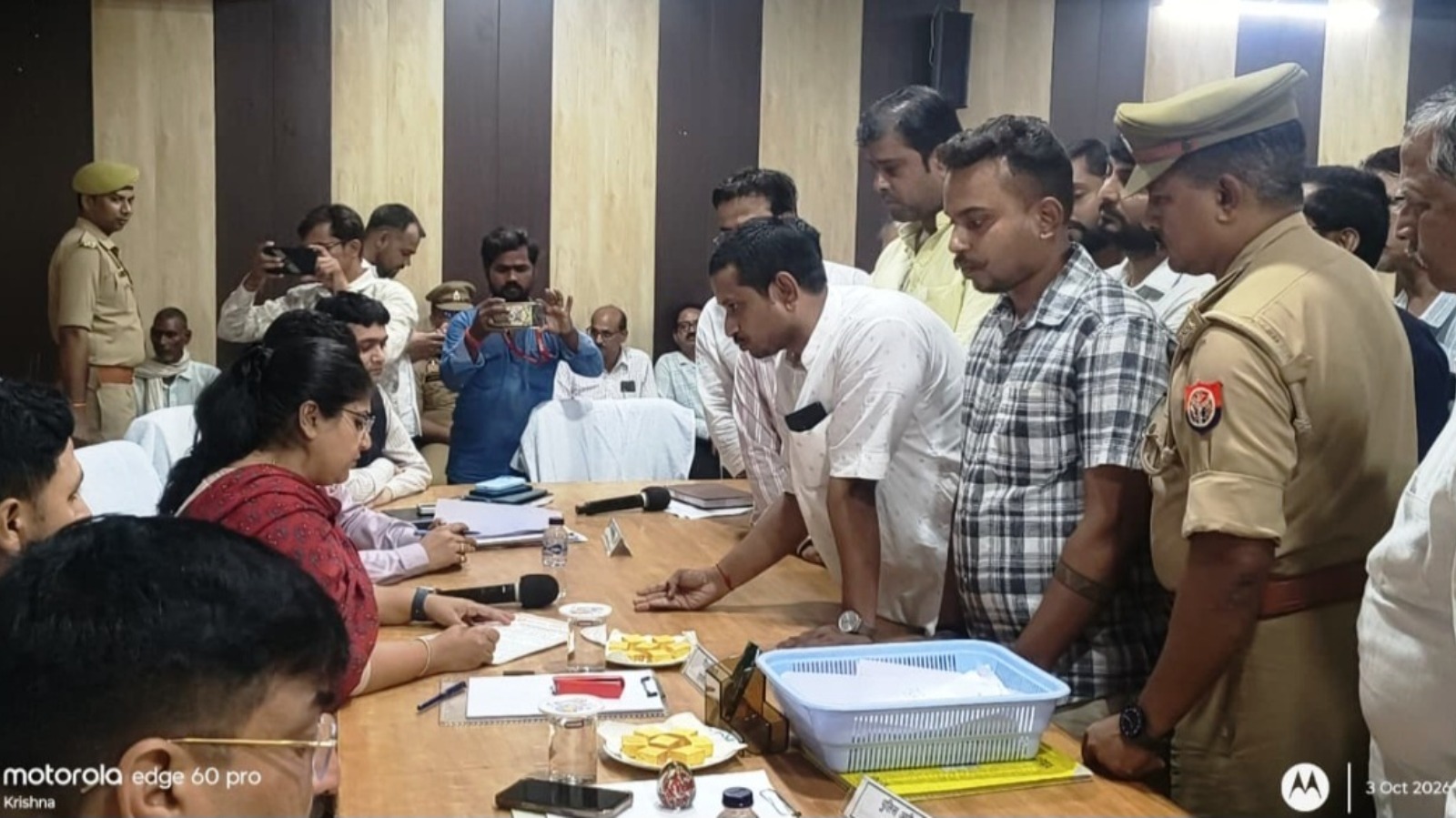 खराब सड़को और गड्ढों को लेकर डीएम से मिला व्यापारी प्रतिनिधि मंडल