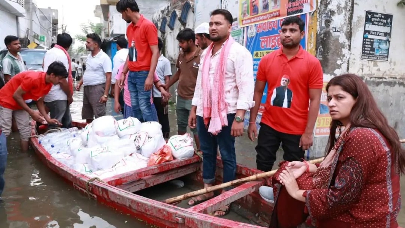 बाढ़ प्रभावित इलाकों में नाव से पहुंचीं पूजा शुक्ला, राहत सामग्री बांटी