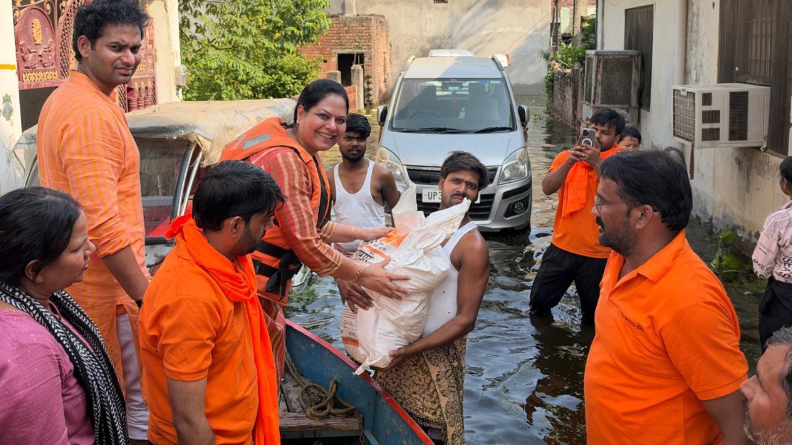 दाउदनगर में विधायक का जारी रहा राहत अभियान