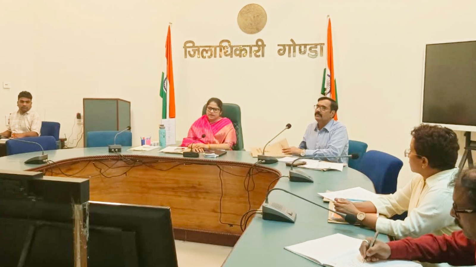 विकास कार्यों में लापरवाही बर्दाश्त नहीं: डीएम
