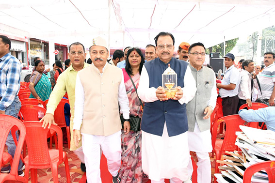 मोदी के जनसेवा के 25 वर्ष पूरे, हल्द्वानी में निकली मशाल और रथ यात्रा