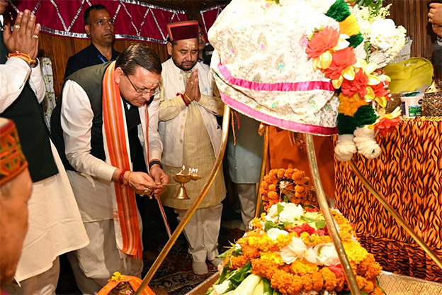मोदी के 25 साल पर काशी विश्वनाथ के दरबार में सीएम धामी