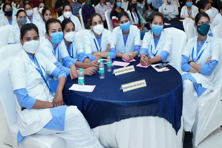 नर्सिंग अधिकारियों ने दो घंटे की हड़ताल स्थगित की