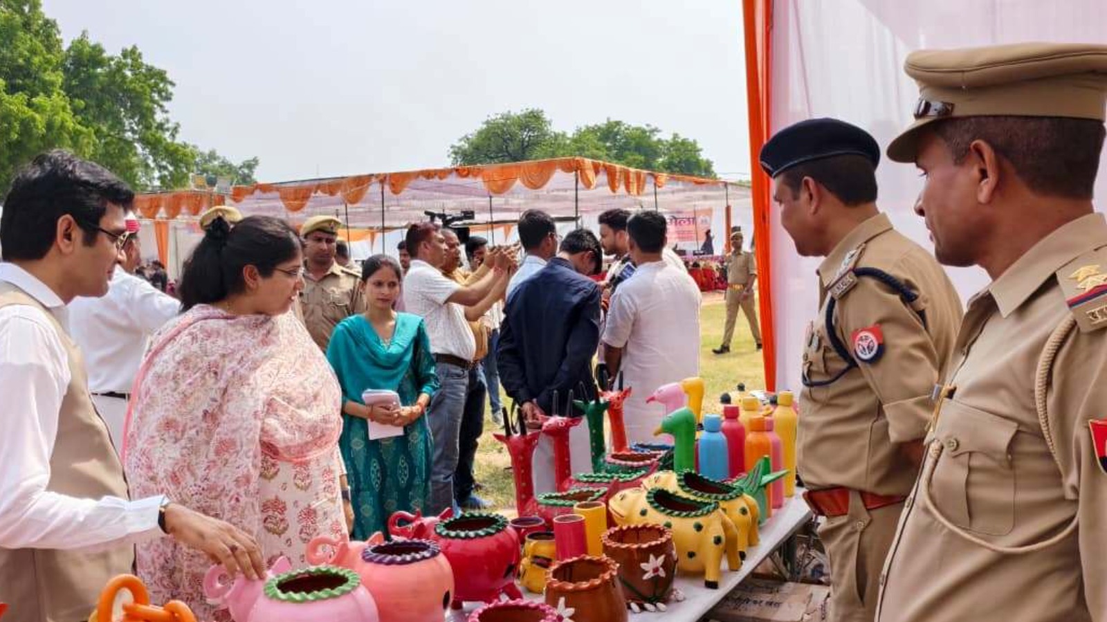 डीएम ने जनपद स्तरीय तीन दिवसीय सरस मेला का किया शुभारंभ