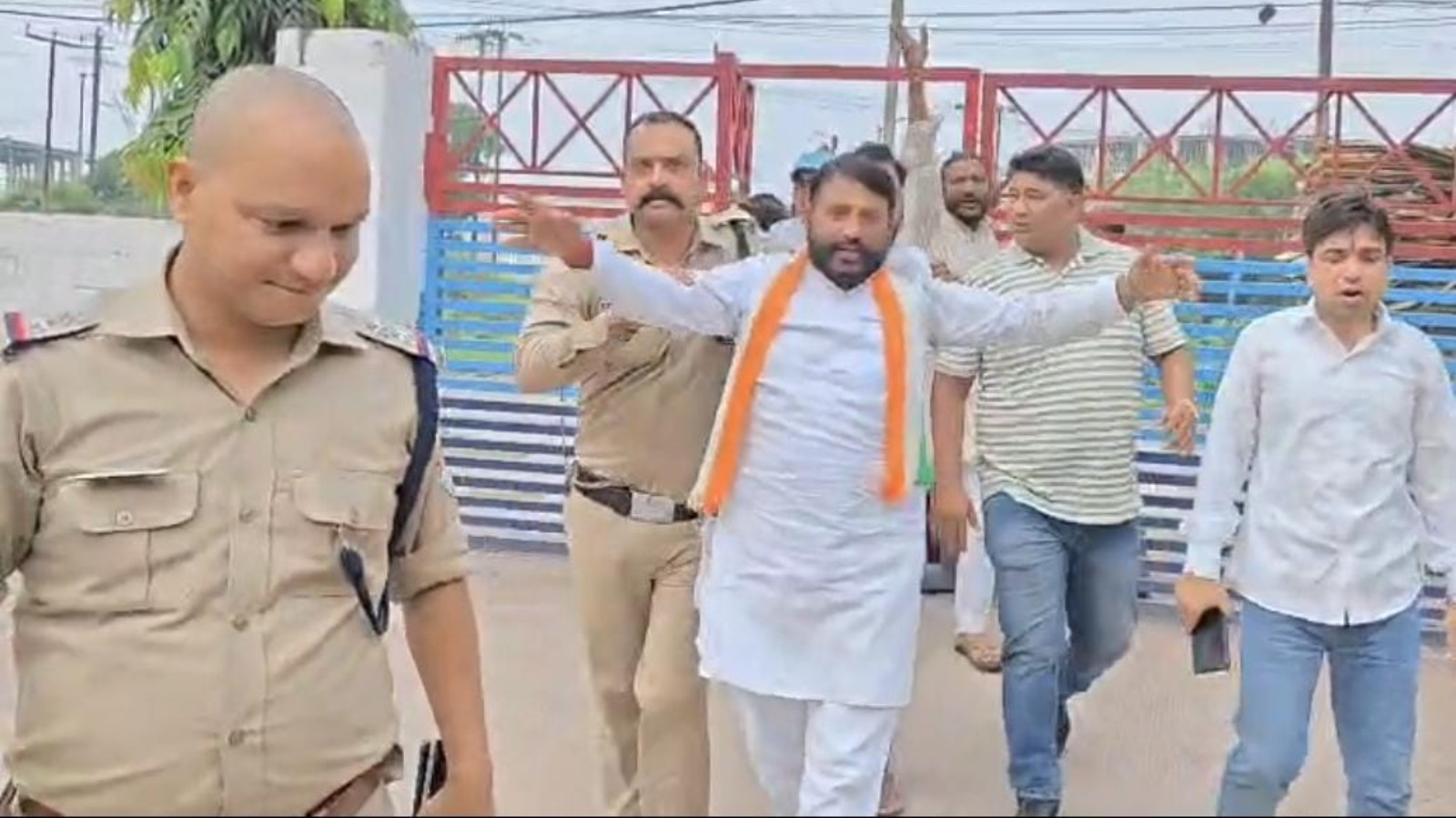 सीएम धामी के दौरे से पहले पुलिस का एक्शन, काले झंडों की तैयारी पर कांग्रेस नेता मनोज धनगर हिरासत में