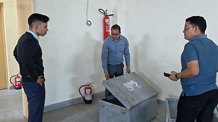 जिलाधिकारी ने ईवीएम वेयरहाउस का किया निरीक्षण
