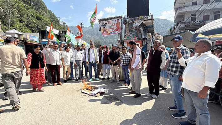 लोकतंत्र बचाओ मार्च में कांग्रेस का प्रदर्शन, ज्ञानेश कुमार का पुतला दहन