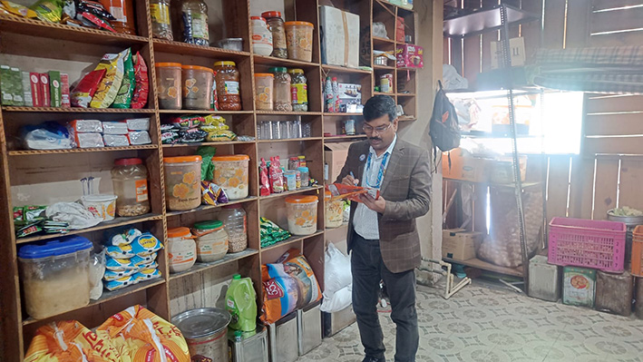 कैंचीधाम में खाद्य विभाग की छापेमारी, 10 प्रतिष्ठानों को नोटिस