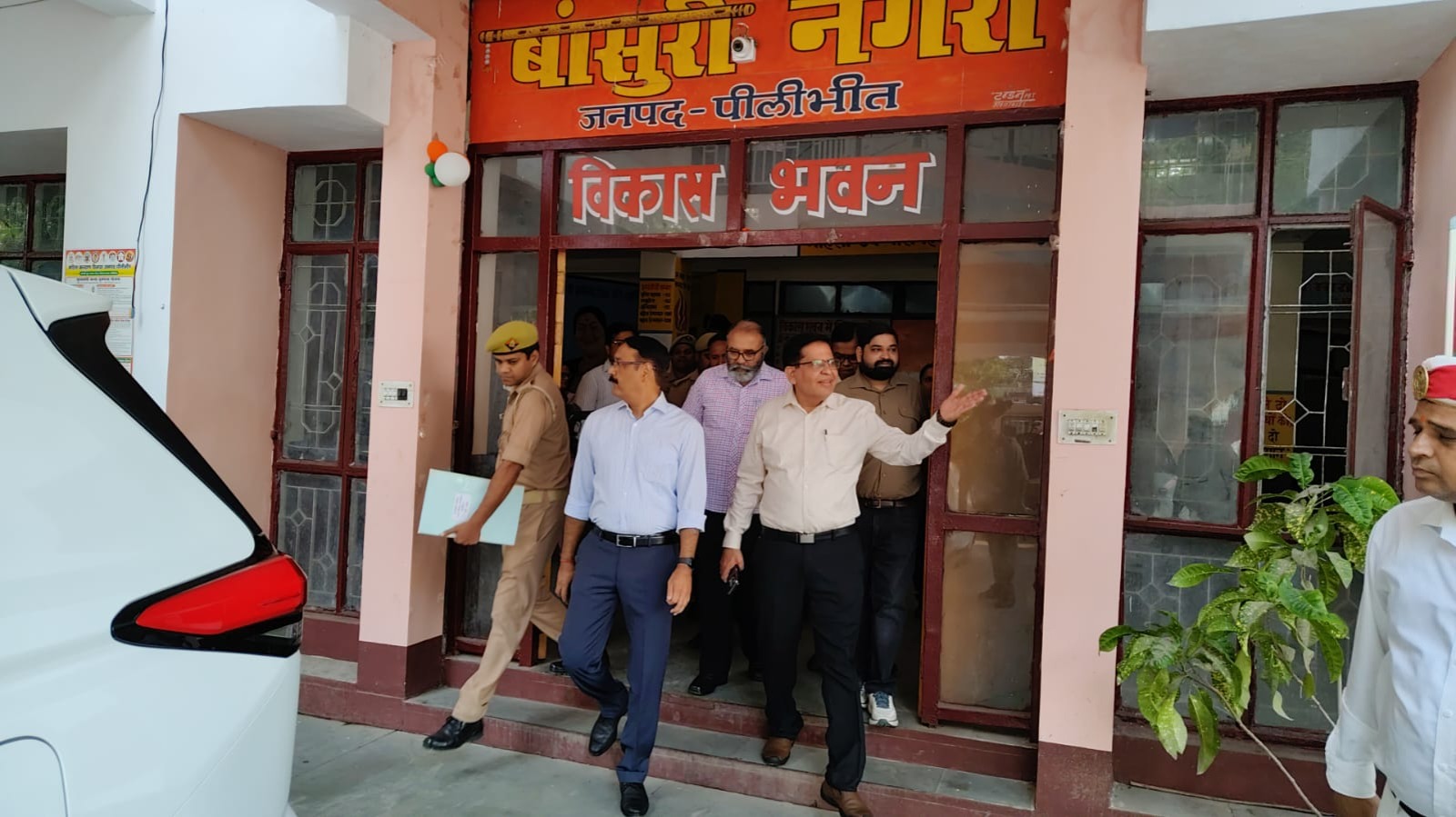 डीएम का विकास भवन में निरीक्षण, पांच अधिकारी मिले अनुपस्थित