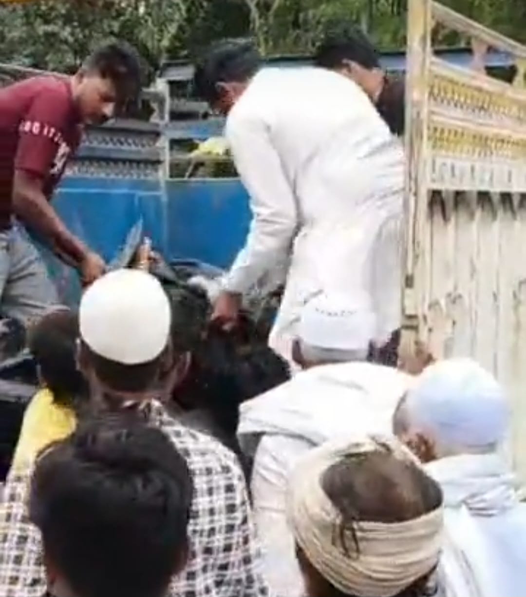 डंपर ने ट्रैक्टर-ट्रॉली को मारी टक्कर, एक युवक की मौत, दो गम्भीर घायल
