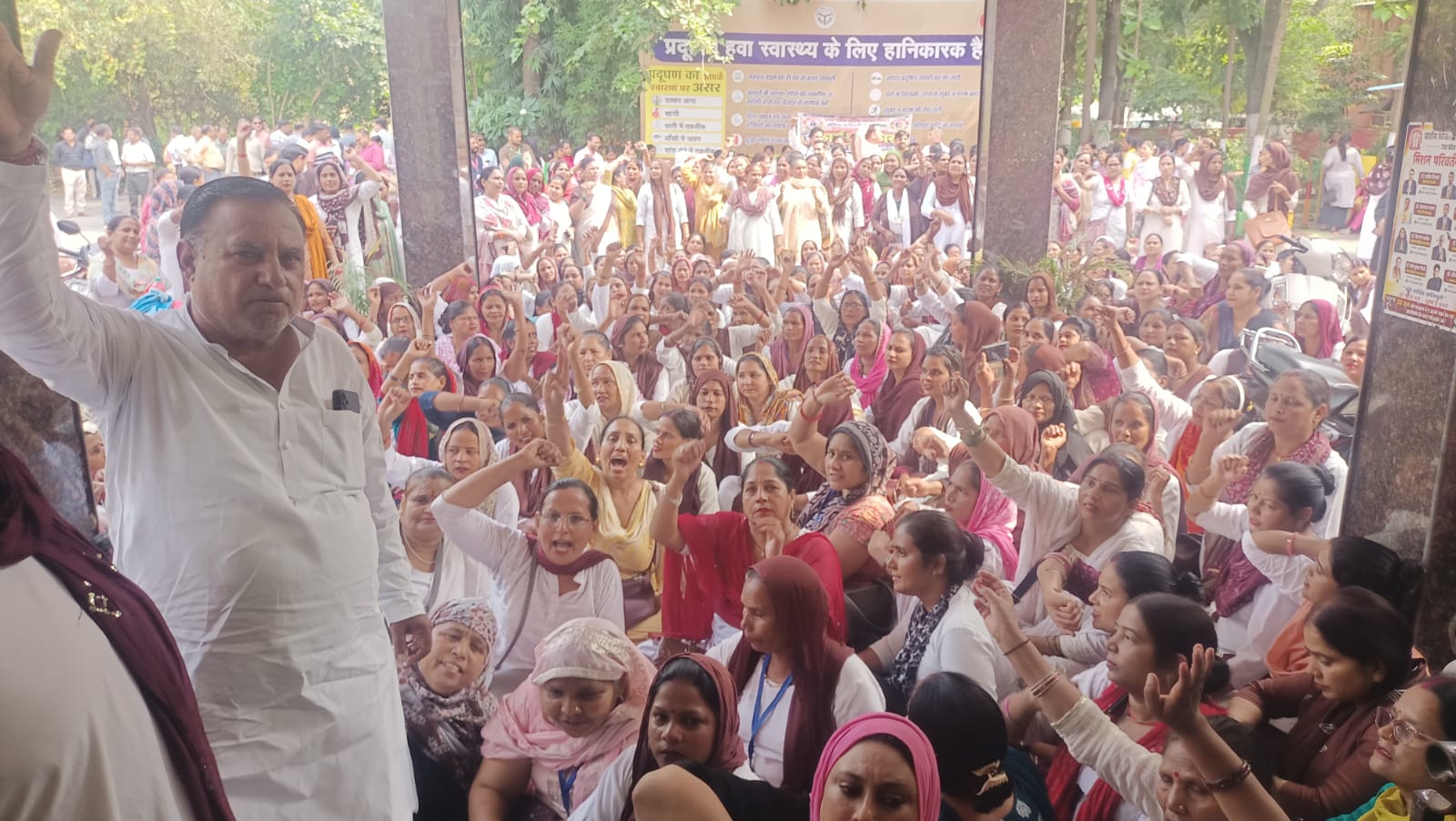 आशाओं ने सीएमओ कार्यालय पर दिया धरना