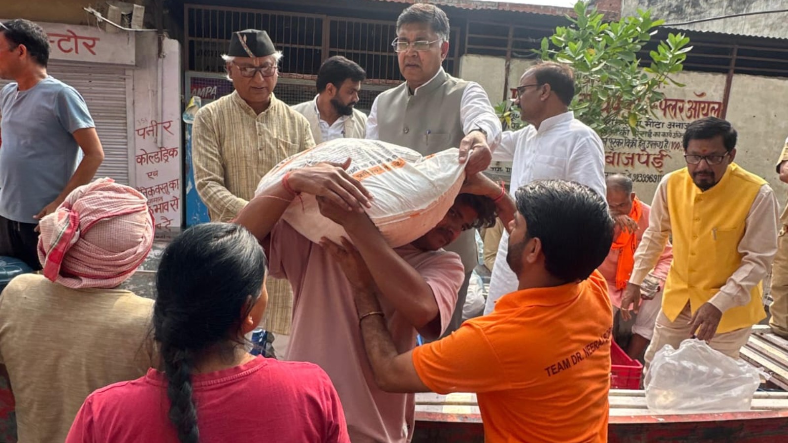 बाढ़ के बीच सातवें दिन भी राहत अभियान जारी