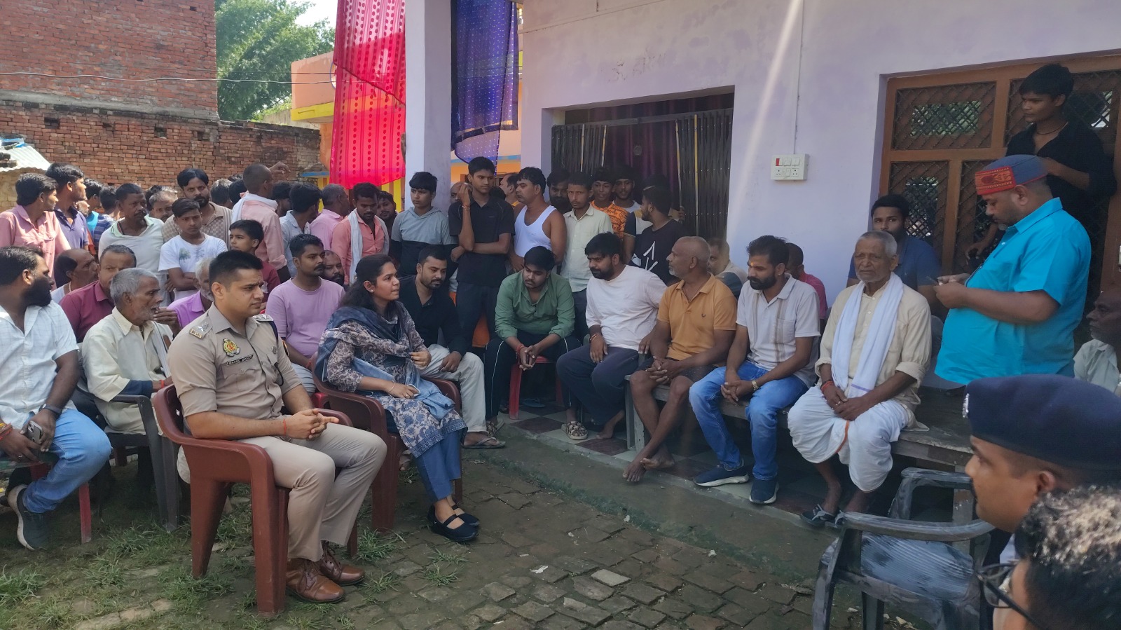 डीएम-एसपी ने मृतक के परिजनों से मिलकर जाना हाल