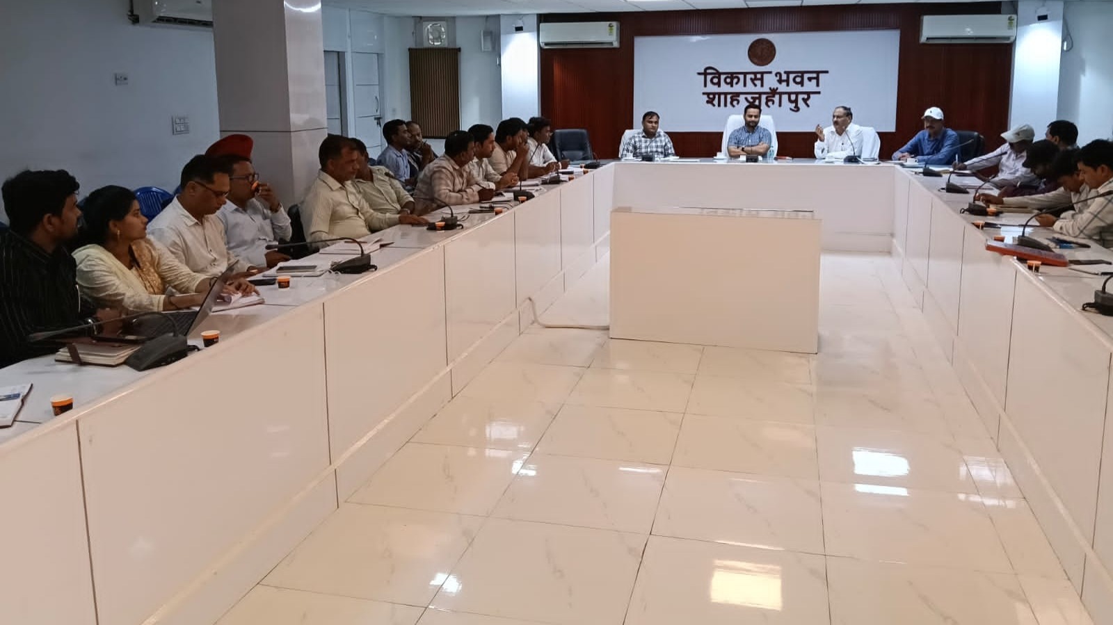 सीडीओ ने की एनआरएलएम की समीक्षा पिछड़े ब्लॉकों को नोटिस के दिए निर्देश