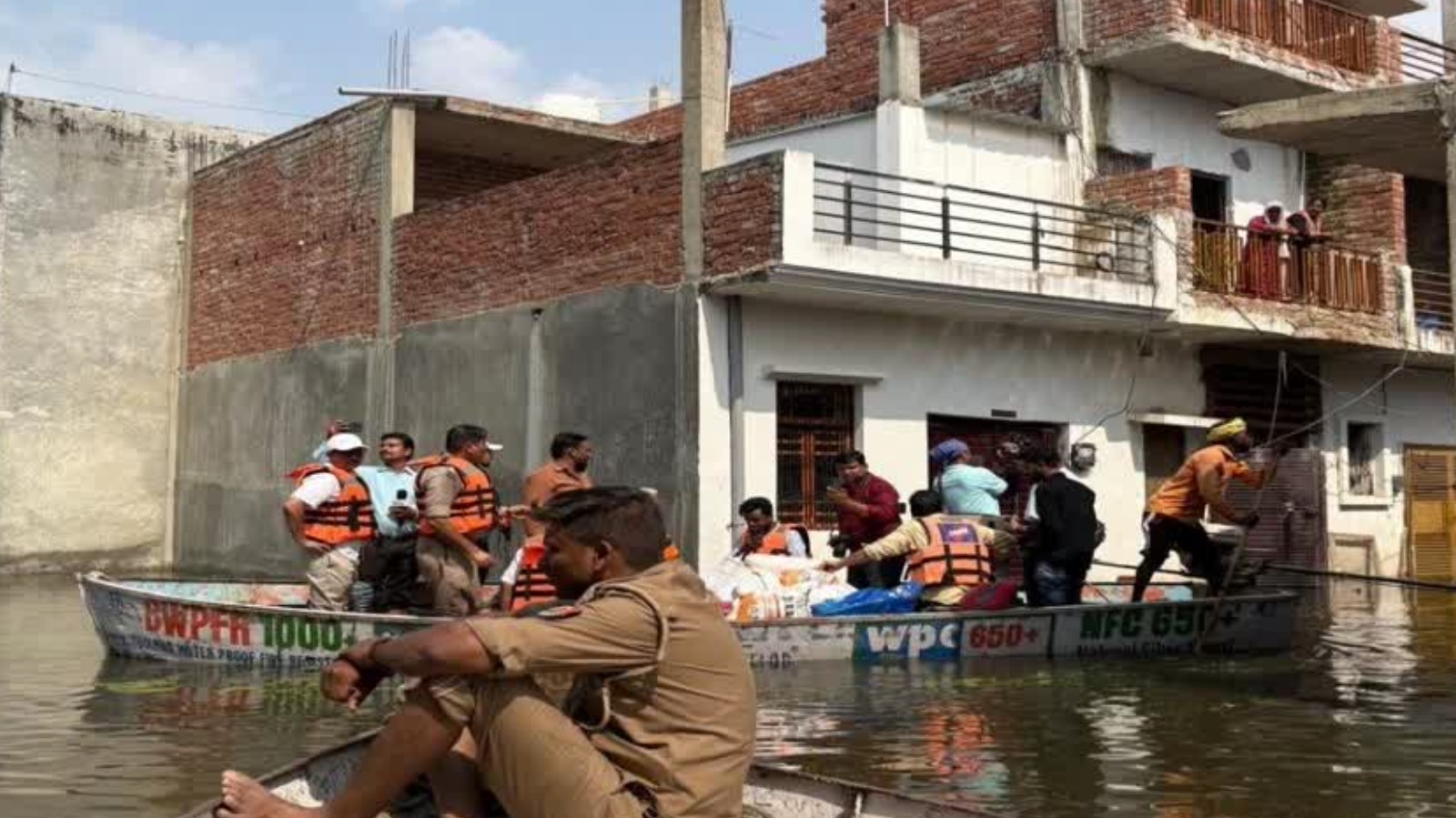 योगी सरकार के निर्देश पर बाढ़ प्रभावितों को नावों से पहुंचाया जा रहा भोजन और राशन