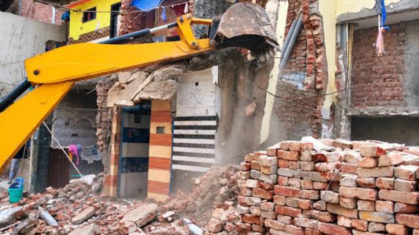 रघुबीर नगर में अतिक्रमण पर चला बुलडोजर, 42 ढांचे ध्वस्त