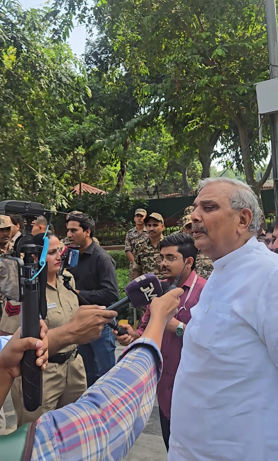 सांसद हरेंद्र मलिक और विधायक पंकज मलिक को पुलिस ने दिल्ली में रोका