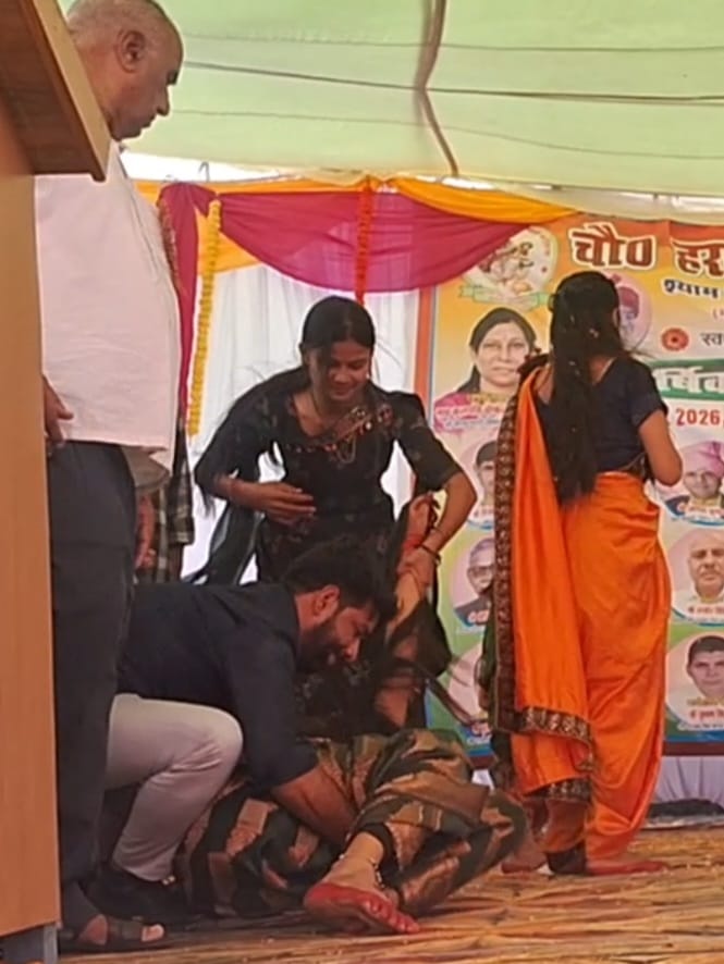 वार्षिकोत्सव में नृत्य करते समय मंच पर अचेत होकर गिरी छात्रा, मची अफरा-तफरी