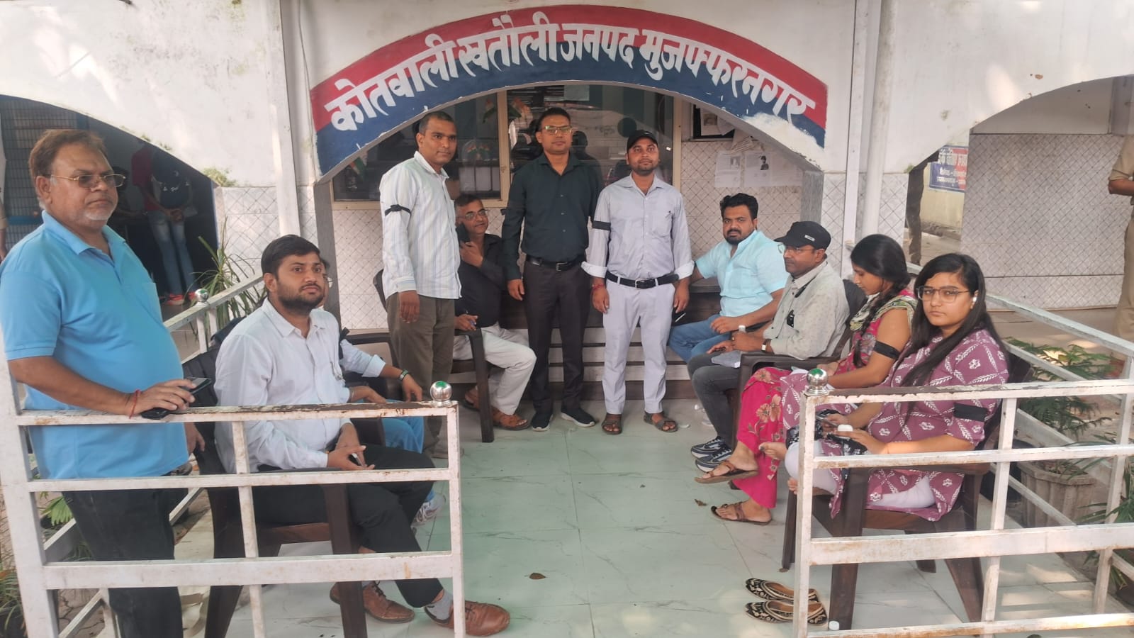 लंबित मांगों को लेकर लेखपालों ने काली पट्टी बांधकर जताया विरोध