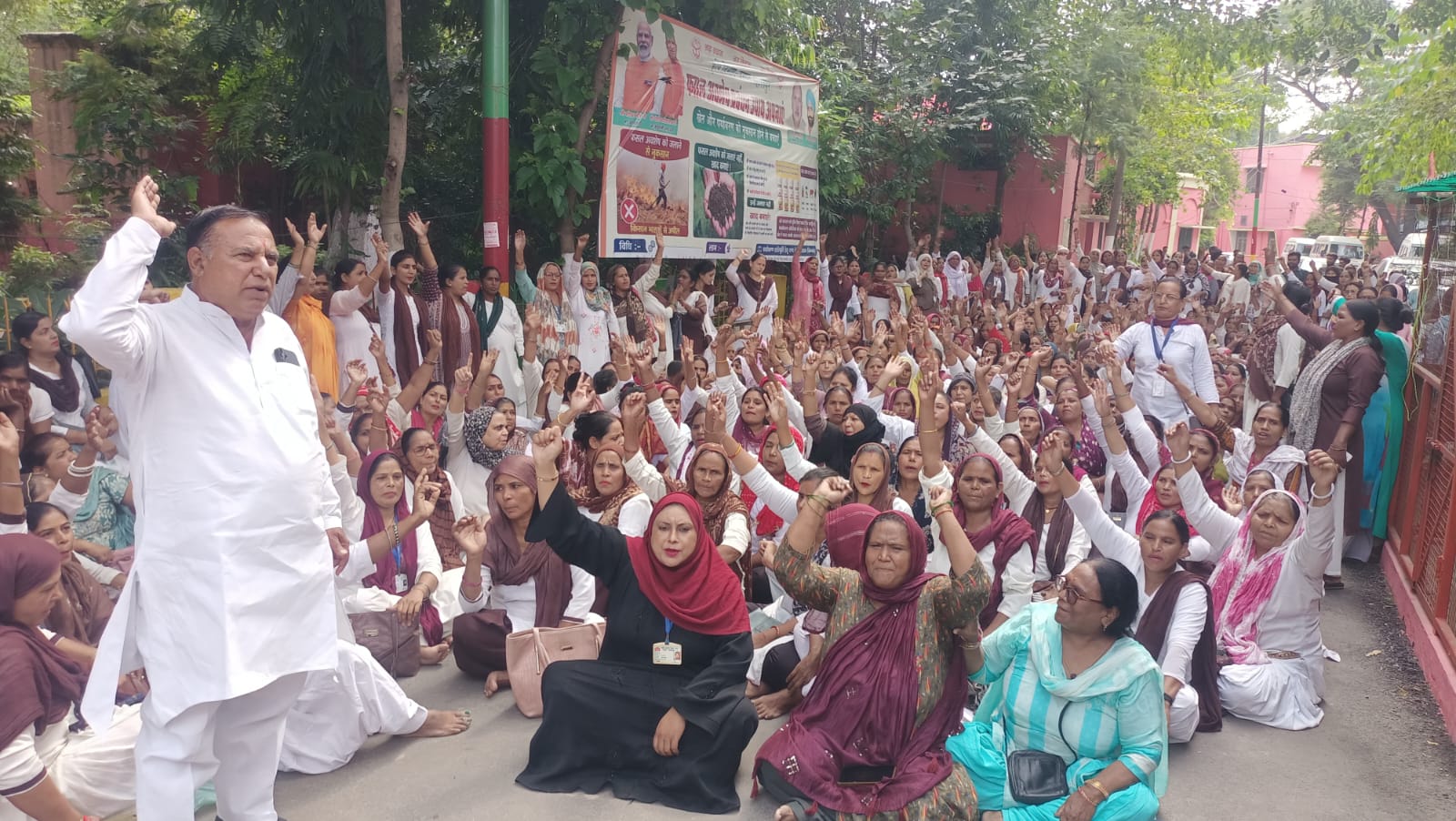 आशाओं का विभिन्न मांगों को लेकर तीसरे दिन भी धरना