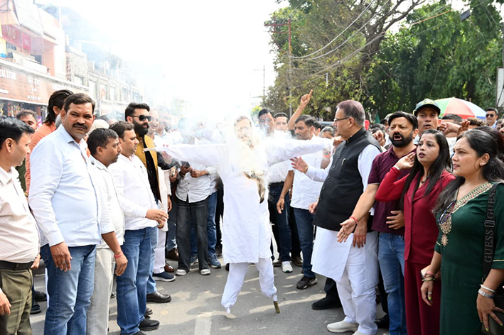 राहुल गांधी के बयानों के विरोध में हाथीबड़कला में पुतला दहन, गणेश जोशी ने साधा निशाना