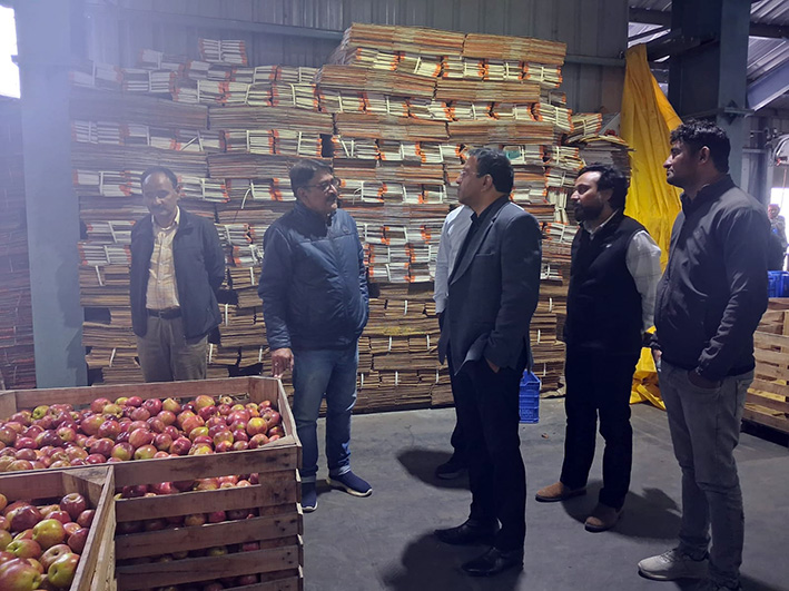 हर्षिल-झाला में निर्माण कार्यों का डीएम ने किया निरीक्षण