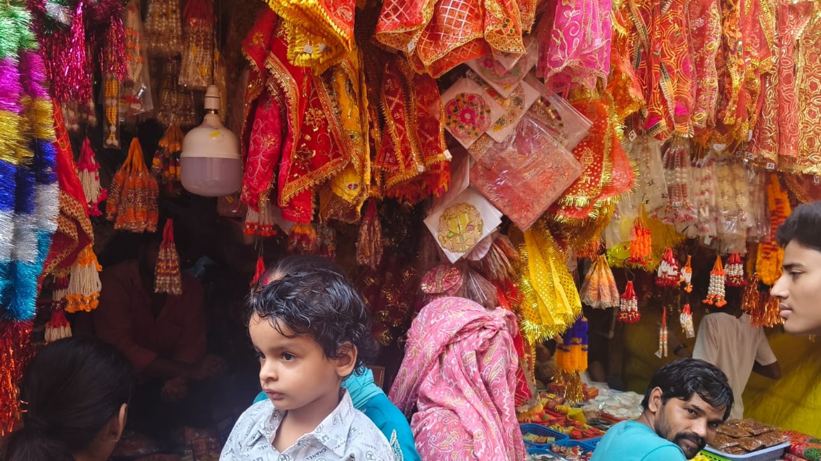 नवरात्रि को लेकर बाजारों में बढ़ी रौनक, पूजा सामग्री की दुकानों पर उमड़ने लगे श्रद्धालु