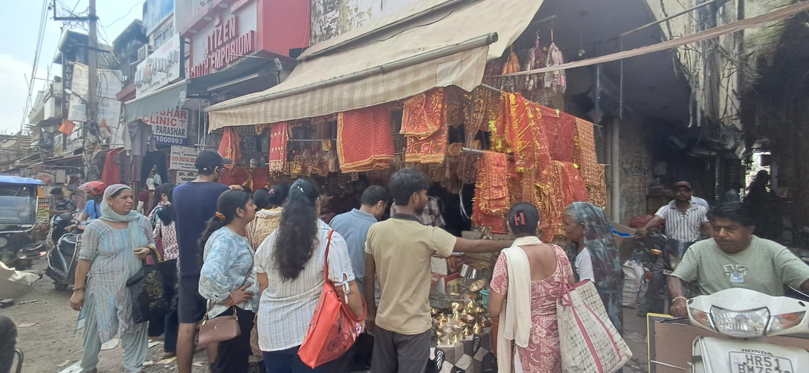 नवरात्र शुरू: मंदिरों में सजी मां की चौकियां, फलाहार महंगा होने से व्रतियों की जेब पर असर