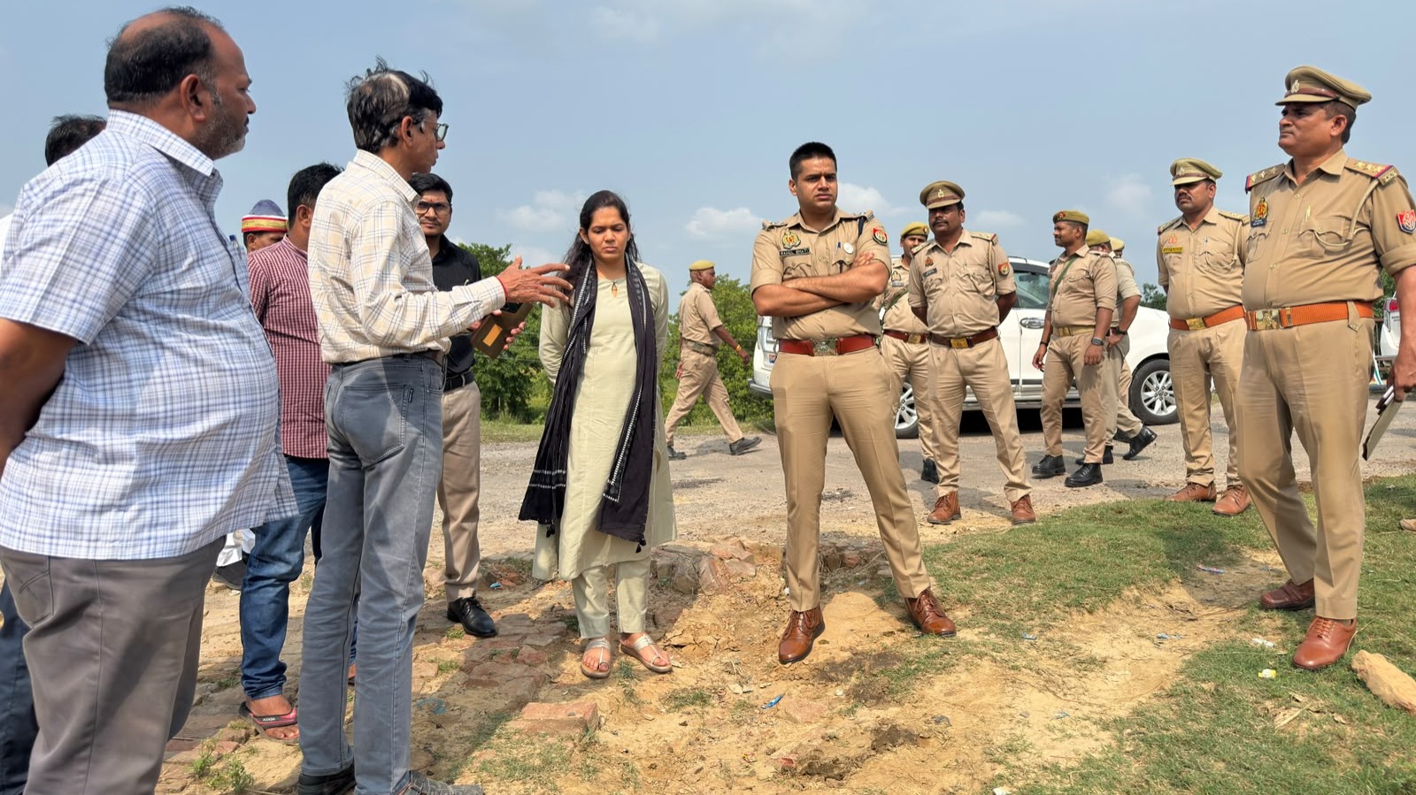 डी एम व एसपी ने मूर्ति विसर्जन स्थल भेला गांव का लिया जायजा