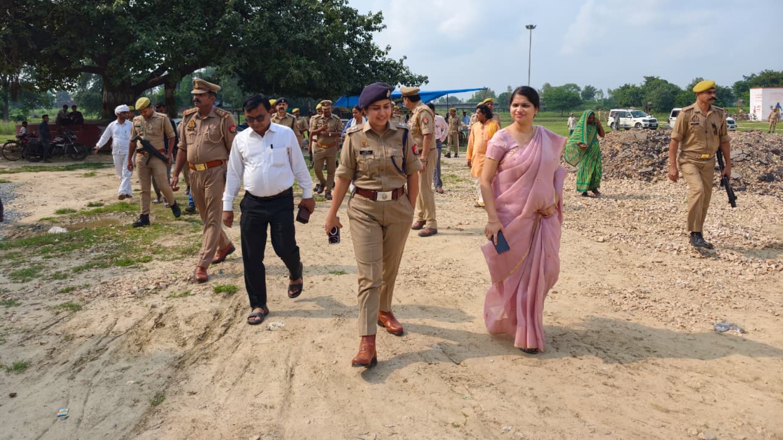 जिलाधिकारी और पुलिस अधीक्षक ने मूर्ति विसर्जन स्थलों का किया निरीक्षण