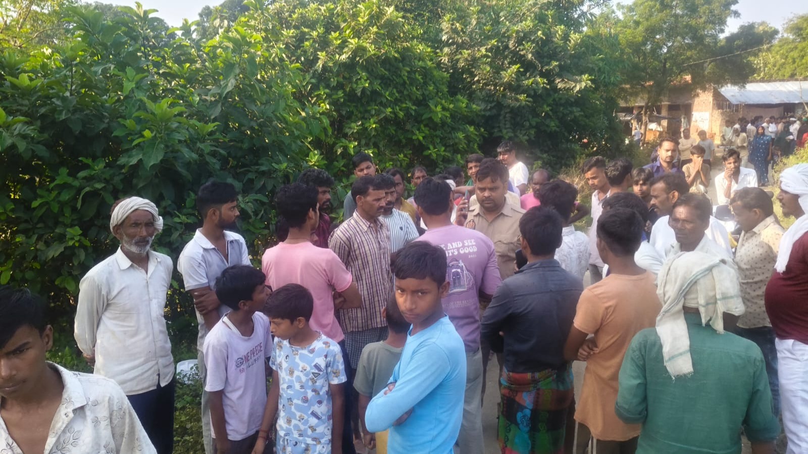 आम के पेड़ से लटका मिला 42 वर्षीय व्यक्ति का शव, परिवार में मचा कोहराम