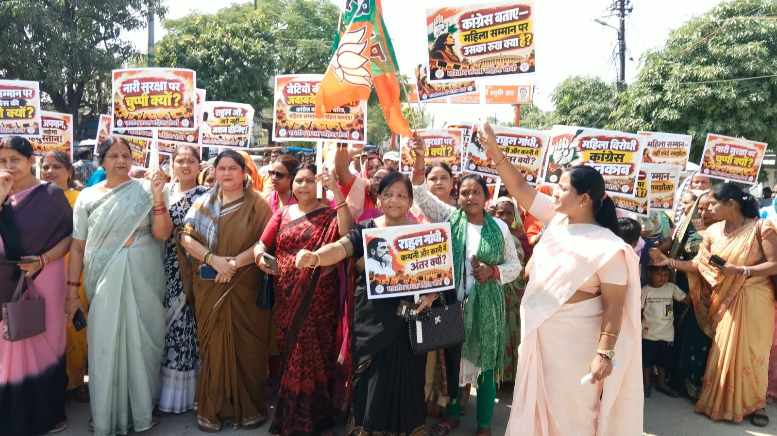 महिलाओं पर अभद्र टिप्पणी के विरोध में भाजपा महिला मोर्चा का प्रदर्शन, अंबेडकर तिराहे पर लगाया जाम