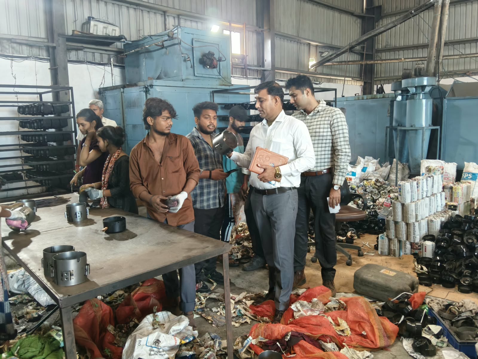 बिना अनुमति चल रही पाउडर कोटिंग यूनिट पकड़ी, बंद करने की कार्रवाई होगी