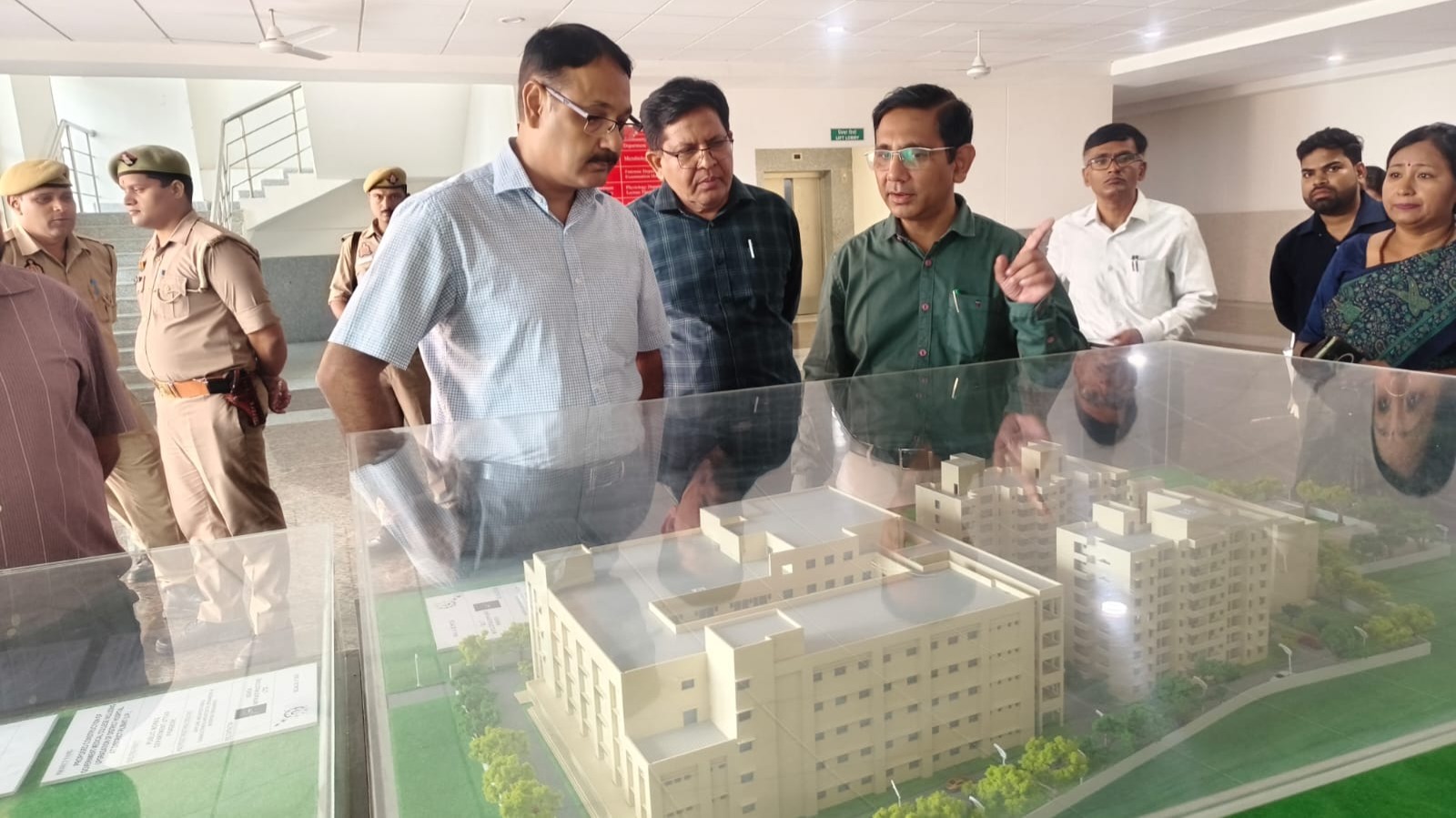 मेडिकल कॉलेज में डीएम-सीडीओ का औचक निरीक्षण, छात्रों से पूछा रैगिंग का हाल