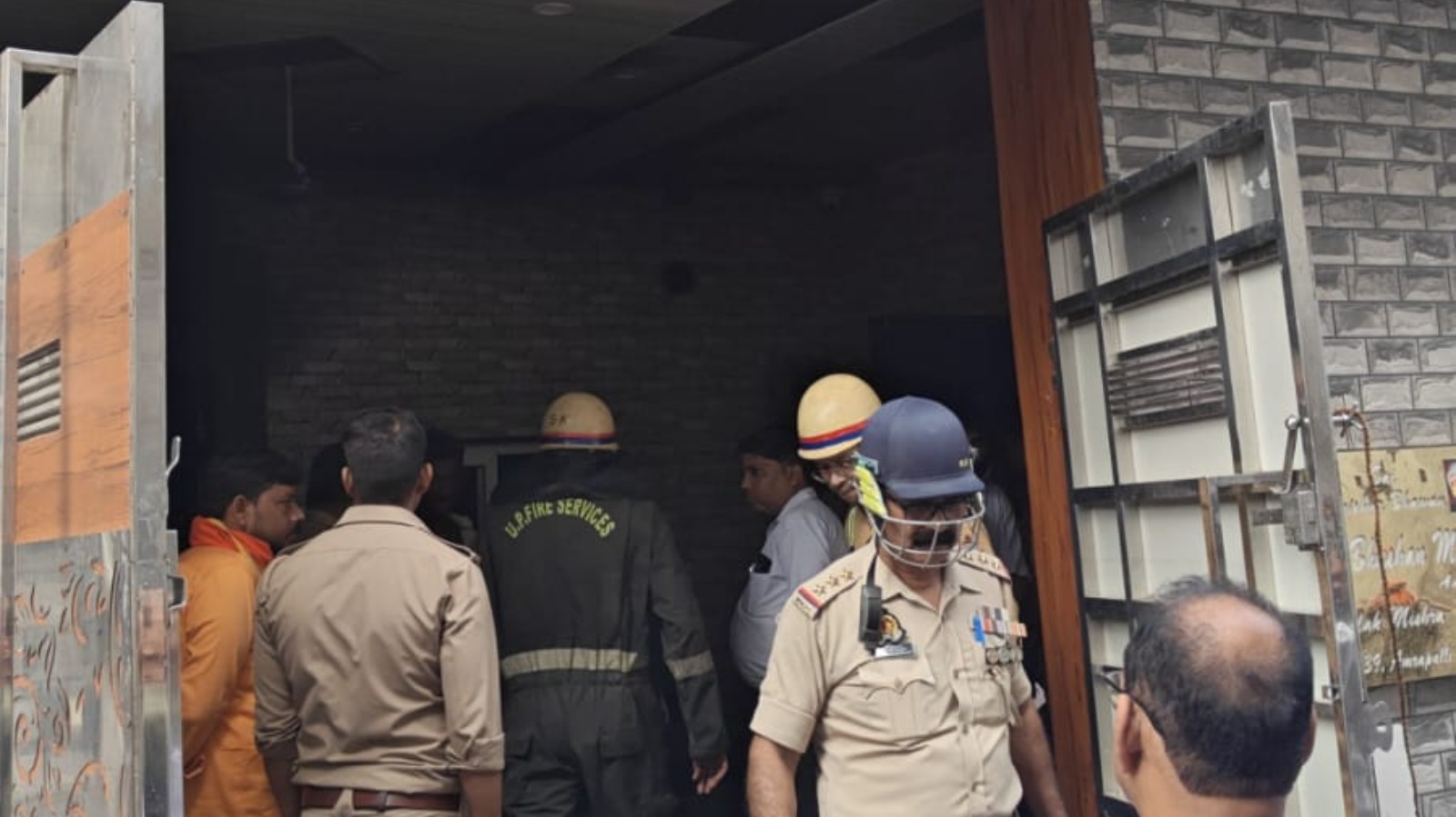 अधिवक्ता के मकान में लगी आग ,धुएं में घिरे मासूम बच्चे को स्थानीय लोगों ने बचाया
