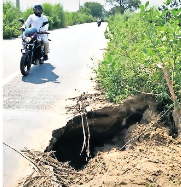 तमसा नदी के पुल के पास सड़क पर गहरा गड्ढा, हर पल हादसे का खतरा