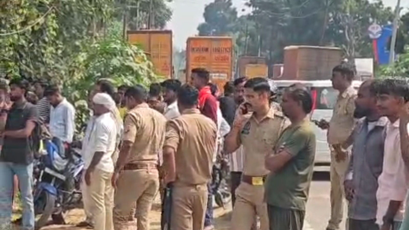 सड़क किनारे तालाब में उतराता मिला युवक का शव