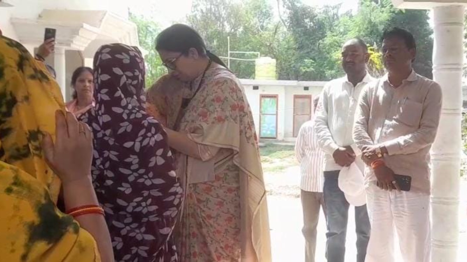 बीएसएफ जवान शिवकुमार मिश्र को श्रद्धांजलि देने पहुंचीं स्मृति ईरानी, परिजनों को बंधाया ढांढस