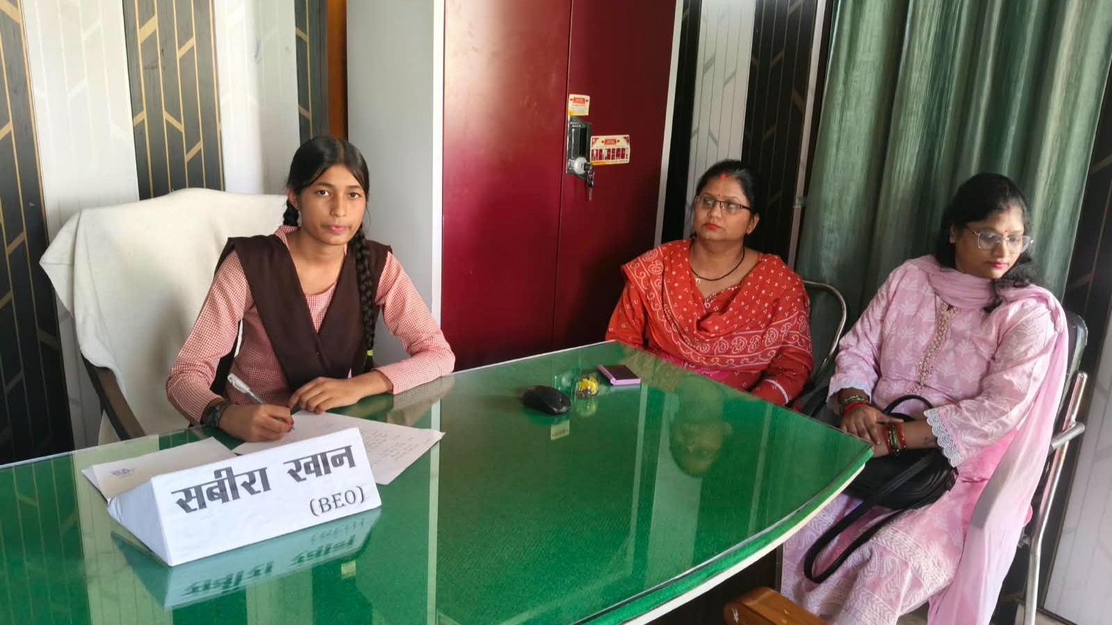 महिला सशक्तीकरण की पहल: एक दिन की खंड शिक्षा अधिकारी बनीं सबीरा खान
