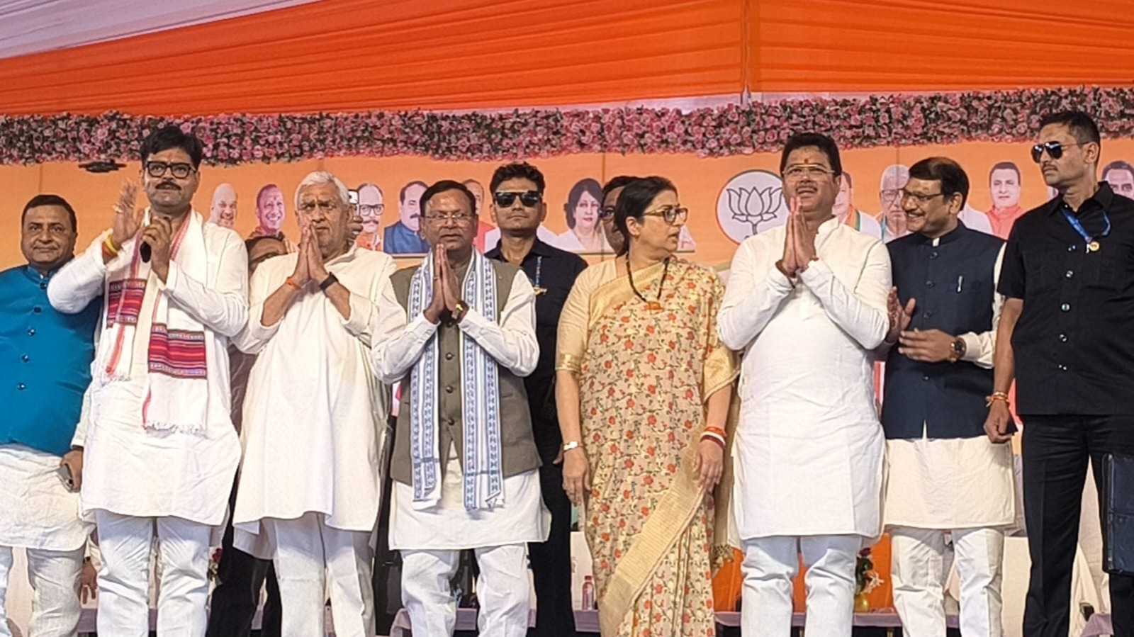 अमेठी में सियासी महाभूकंप! सपा से निष्कासित तीन विधायकों ने थामा भाजपा का दामन, स्मृति ईरानी और पंकज चौधरी की मौजूदगी में हुआ शक्ति प्रदर्शन।