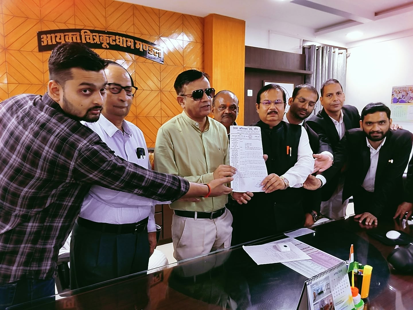 ध्वनि प्रदूषण पर रोक लगाने के लिए जिला अधिवक्ता संघ बांदा ने कमिश्नर को सौंपा ज्ञापन