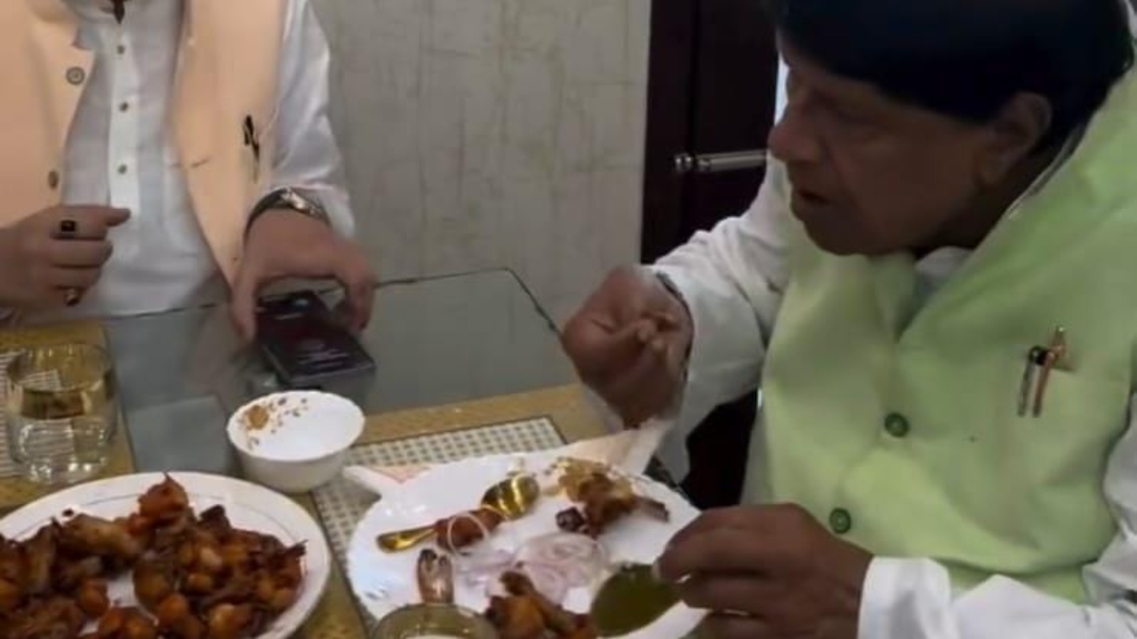 नवरात्र में सपा सांसद रामजीलाल सुमन का चिकन खाते वीडियो वायरल, राज्यमंत्री ने उठाए सवाल