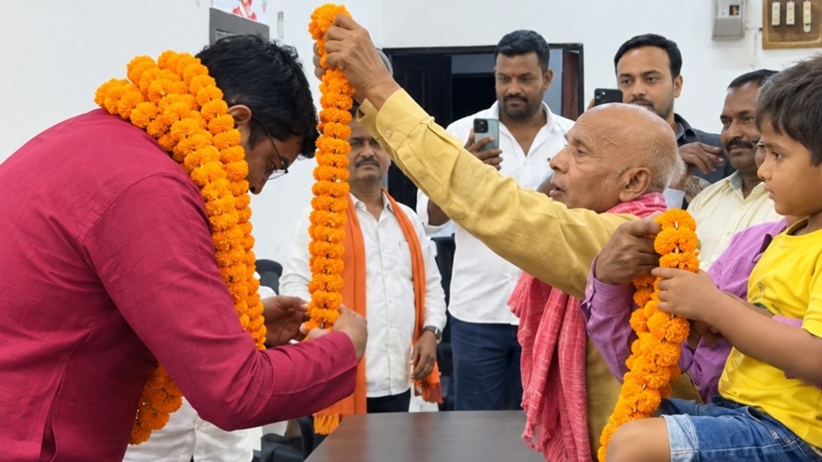 समाज की उन्नति के लिए शिक्षा, जागरूकता व आपसी एकजुटता आवश्यक: अवधेश कुमार