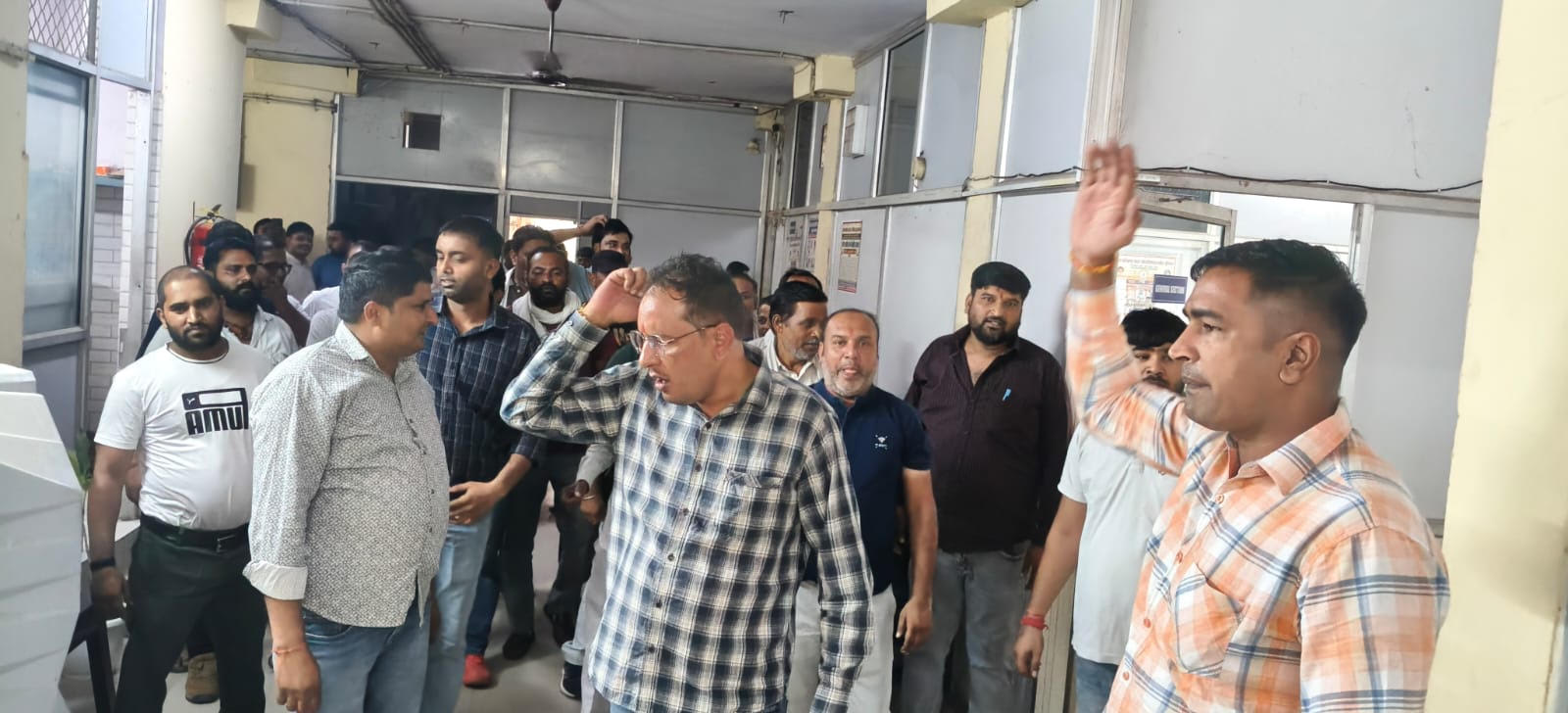 बिजली निगम के 1177 ठेका कर्मियों को नहीं मिला वेतन, किया प्रदर्शन