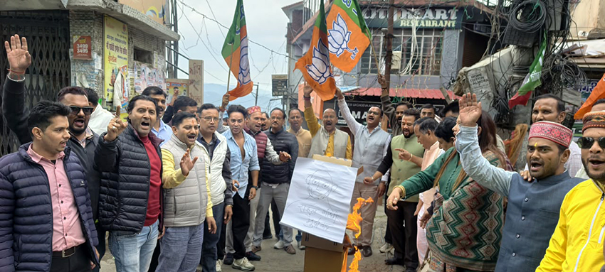 अजीत डोभाल पर राहुल गांधी की टिप्पणी के विरोध में भाजपा ने किया पुतला दहन