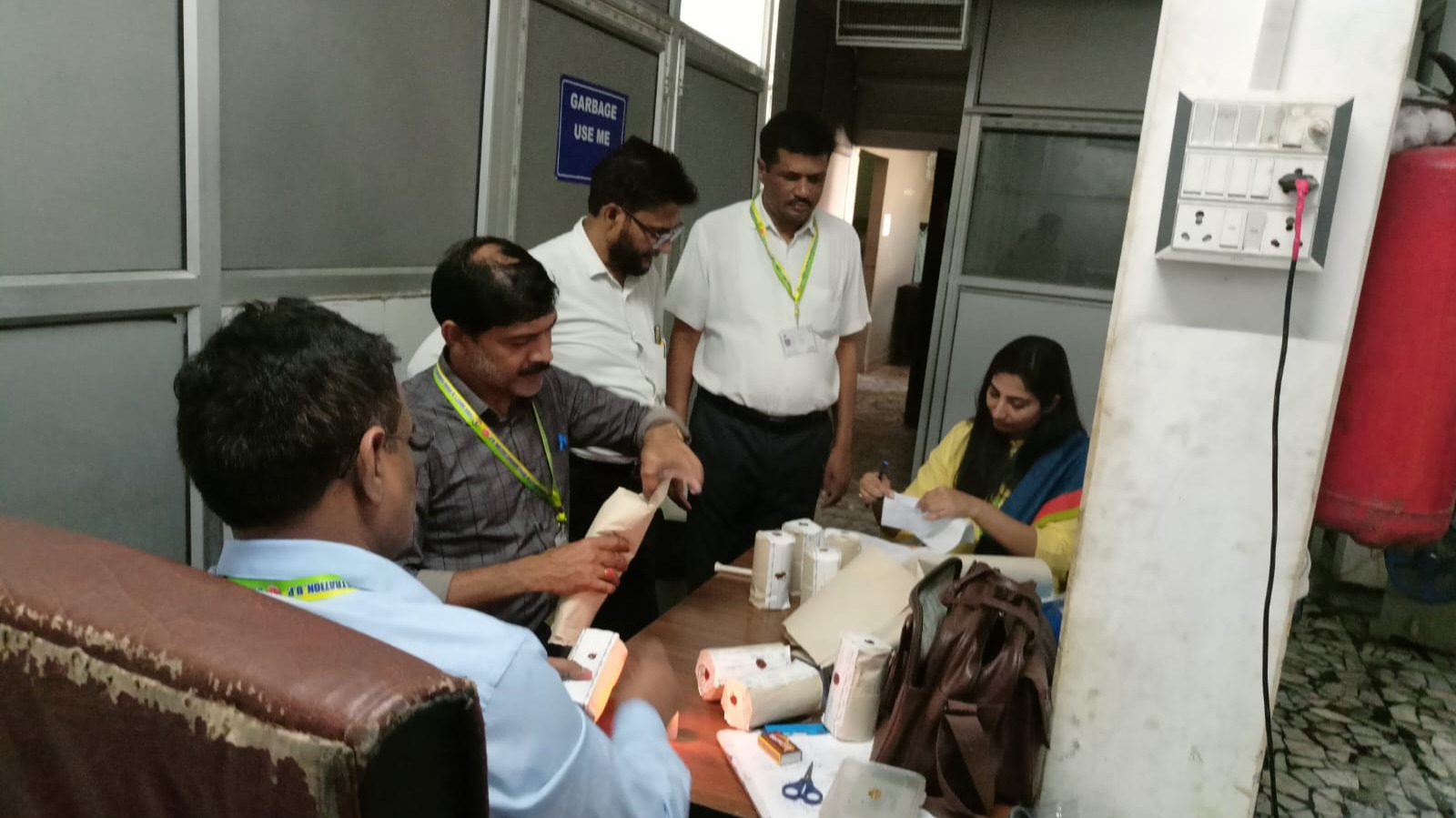 दवा मंडी पर गिरी गाज: फर्जी बिलिंग में 14 प्रतिष्ठानों के लाइसेंस रद्द, 29 निलंबित