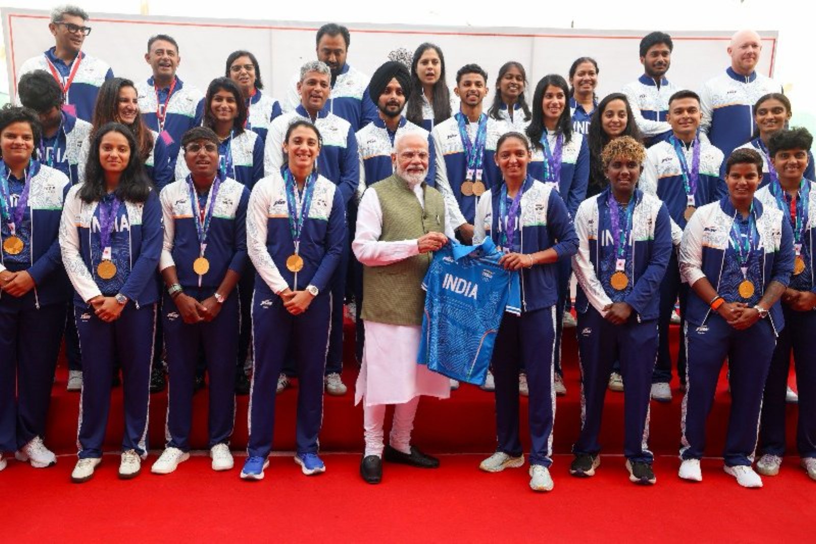 एशियाड पदक विजेताओं से मिले पीएम मोदी, बोले- '2036 ओलंपिक की मेजबानी करेगा भारत'