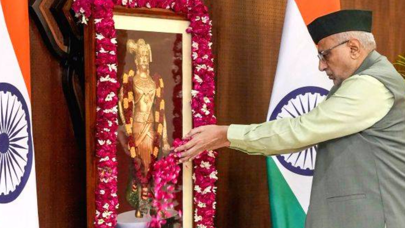 उप राष्ट्रपति ने स्वतंत्रता सेनानी वीरापांड्या कट्टाबोम्मन की पुण्यतिथि पर दी श्रद्धांजलि